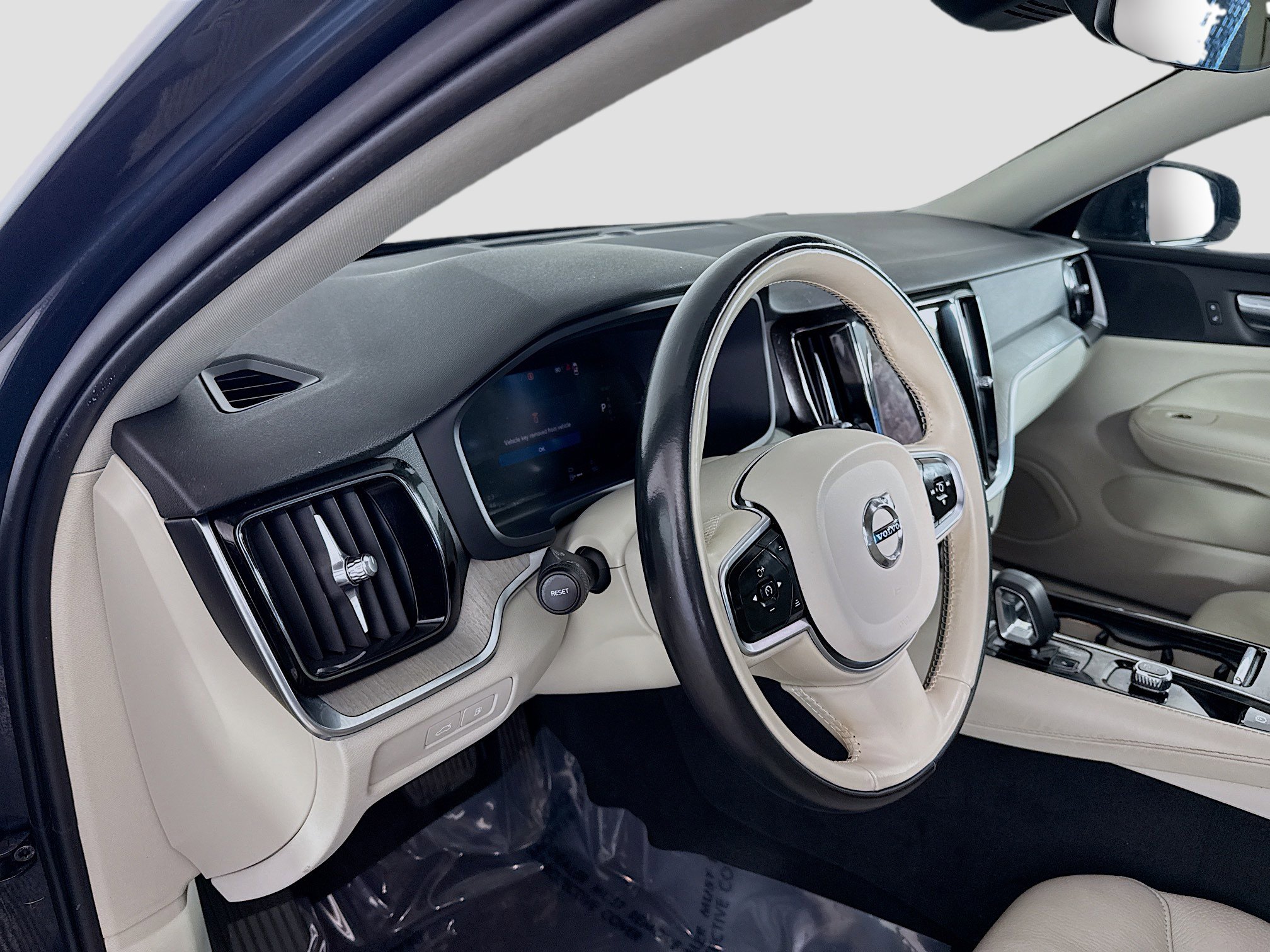 Used 2023 Volvo S60 T8 Plus image 23