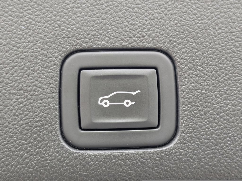 Used 2023 GMC Yukon Denali Ultimate w/ LPO, Floor Liner Package AWD/4WD image 16