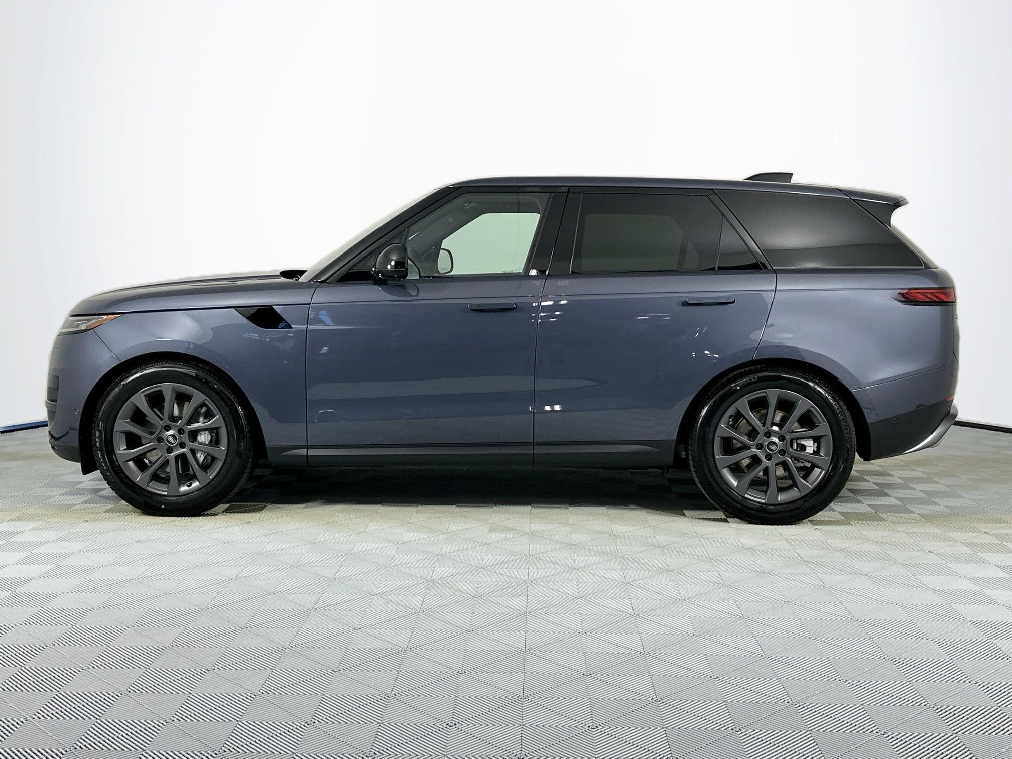 Used 2025 Land Rover Range Rover Sport image 8