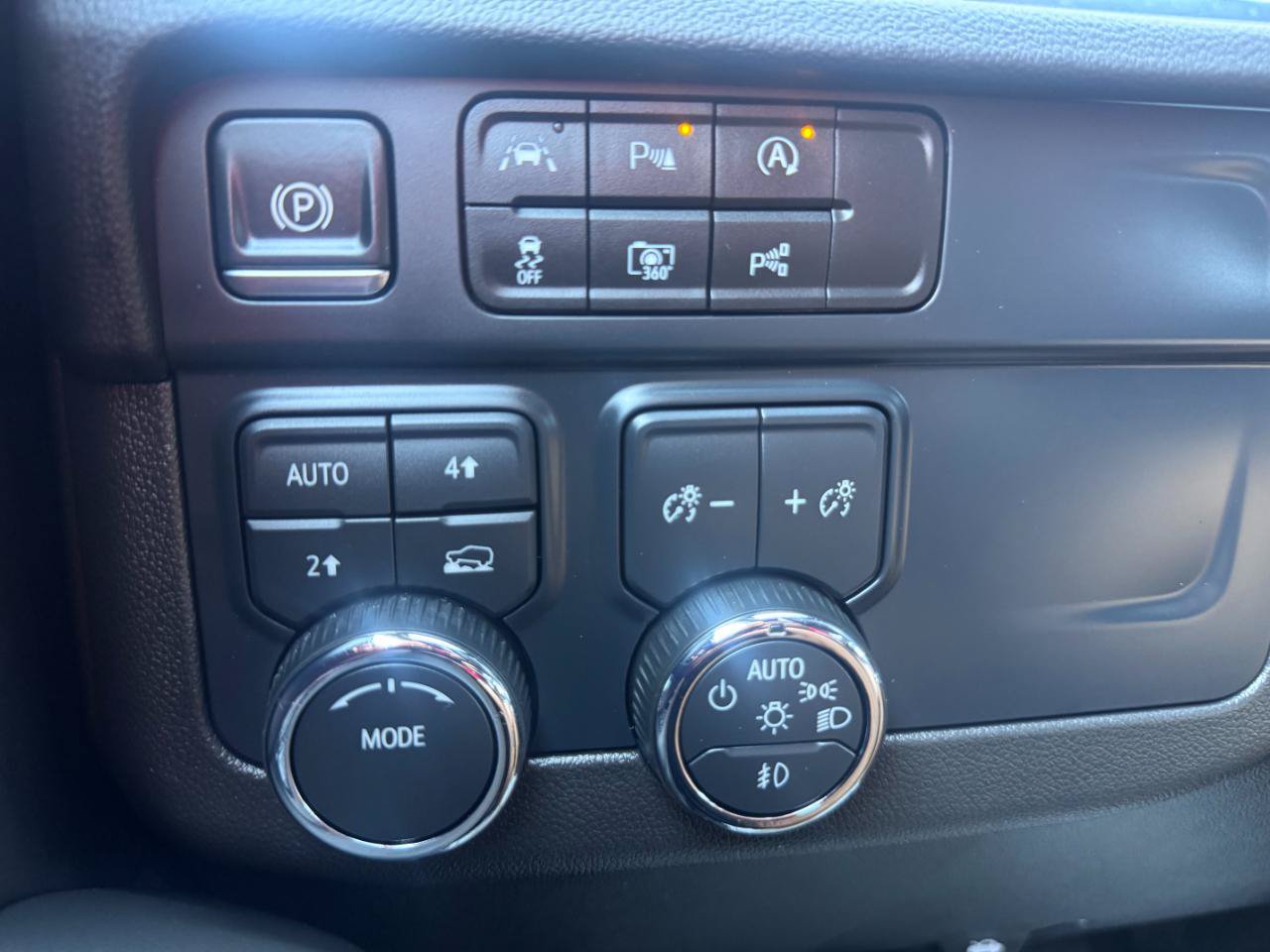 Used 2025 Chevrolet Tahoe LT w/ Comfort Package AWD/4WD image 12