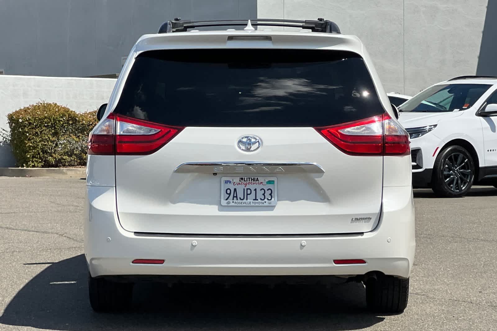 Certified 2017 Toyota Sienna Limited Premium FWD image 8