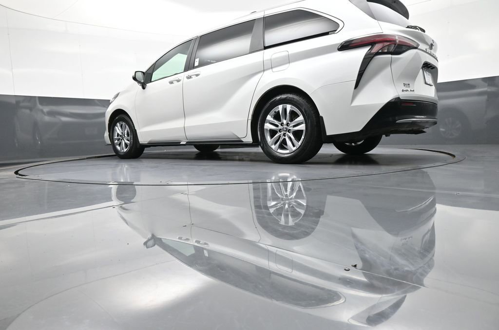 Certified 2025 Toyota Sienna Limited image 34