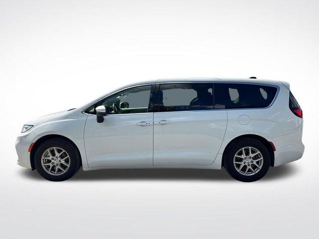 Used 2023 Chrysler Pacifica Touring-L FWD image 2