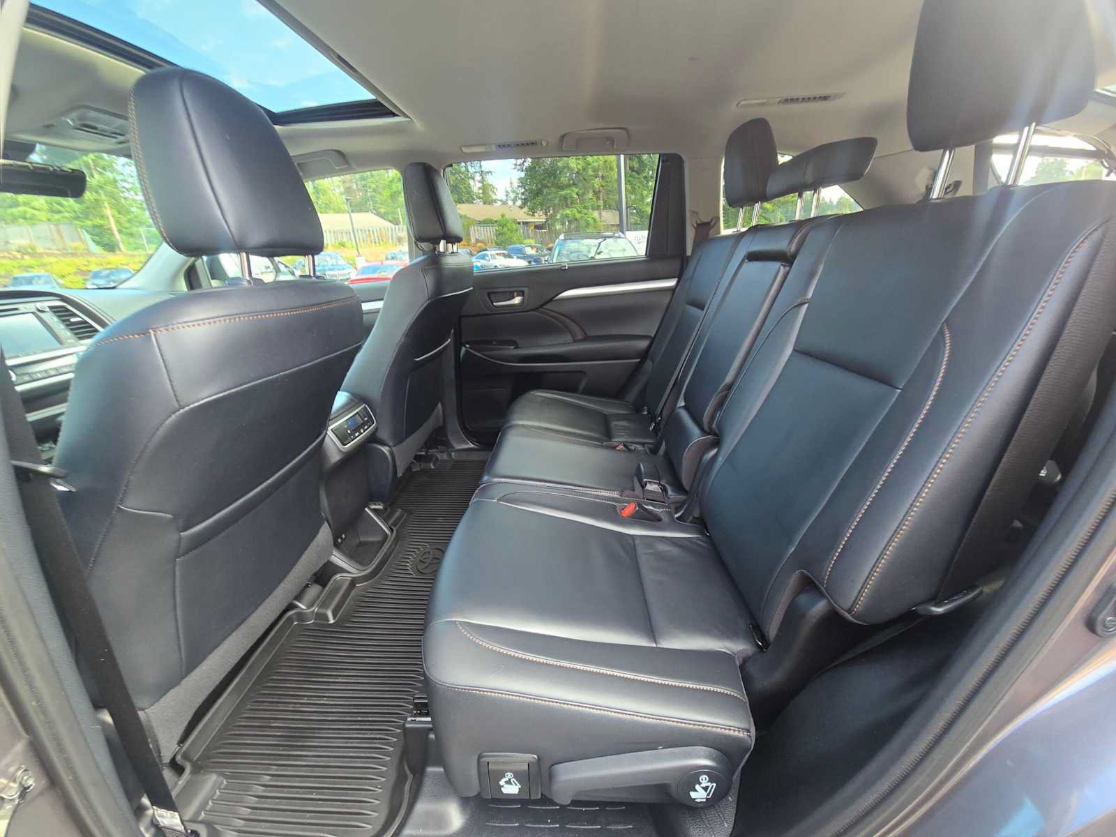 Used 2019 Toyota Highlander XLE AWD/4WD image 16