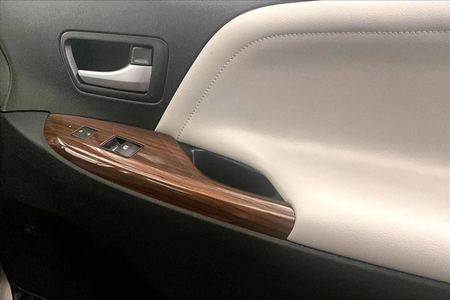 Used 2015 Toyota Sienna Limited Premium image 24