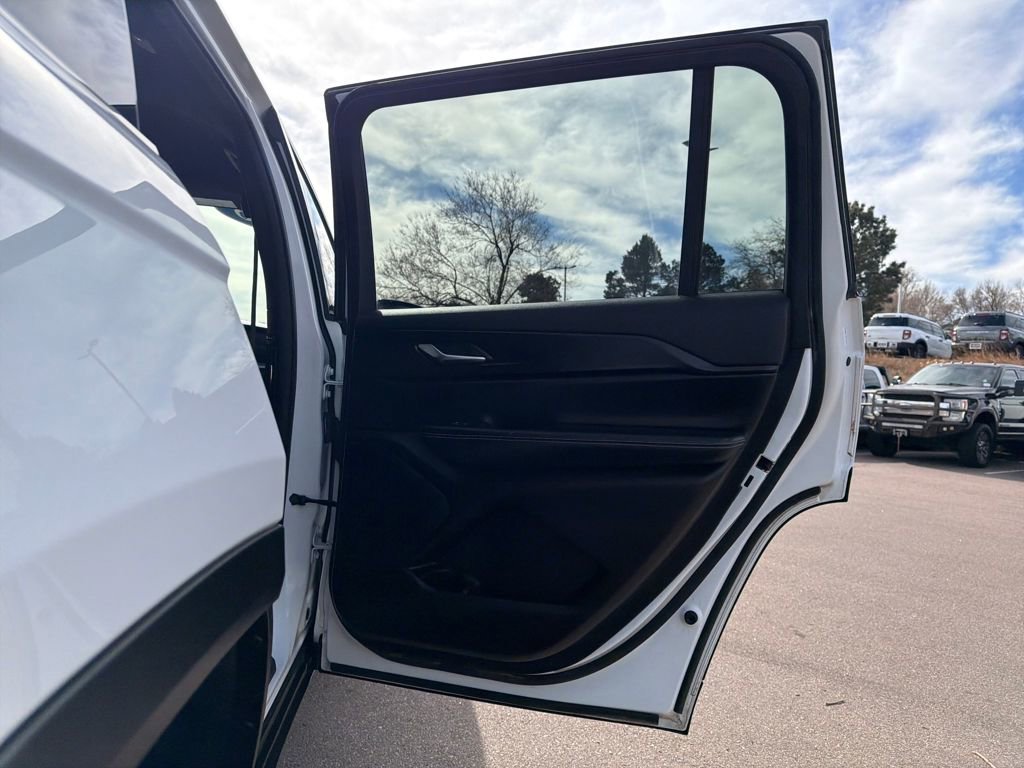 Used 2023 Jeep Grand Cherokee L Laredo image 28