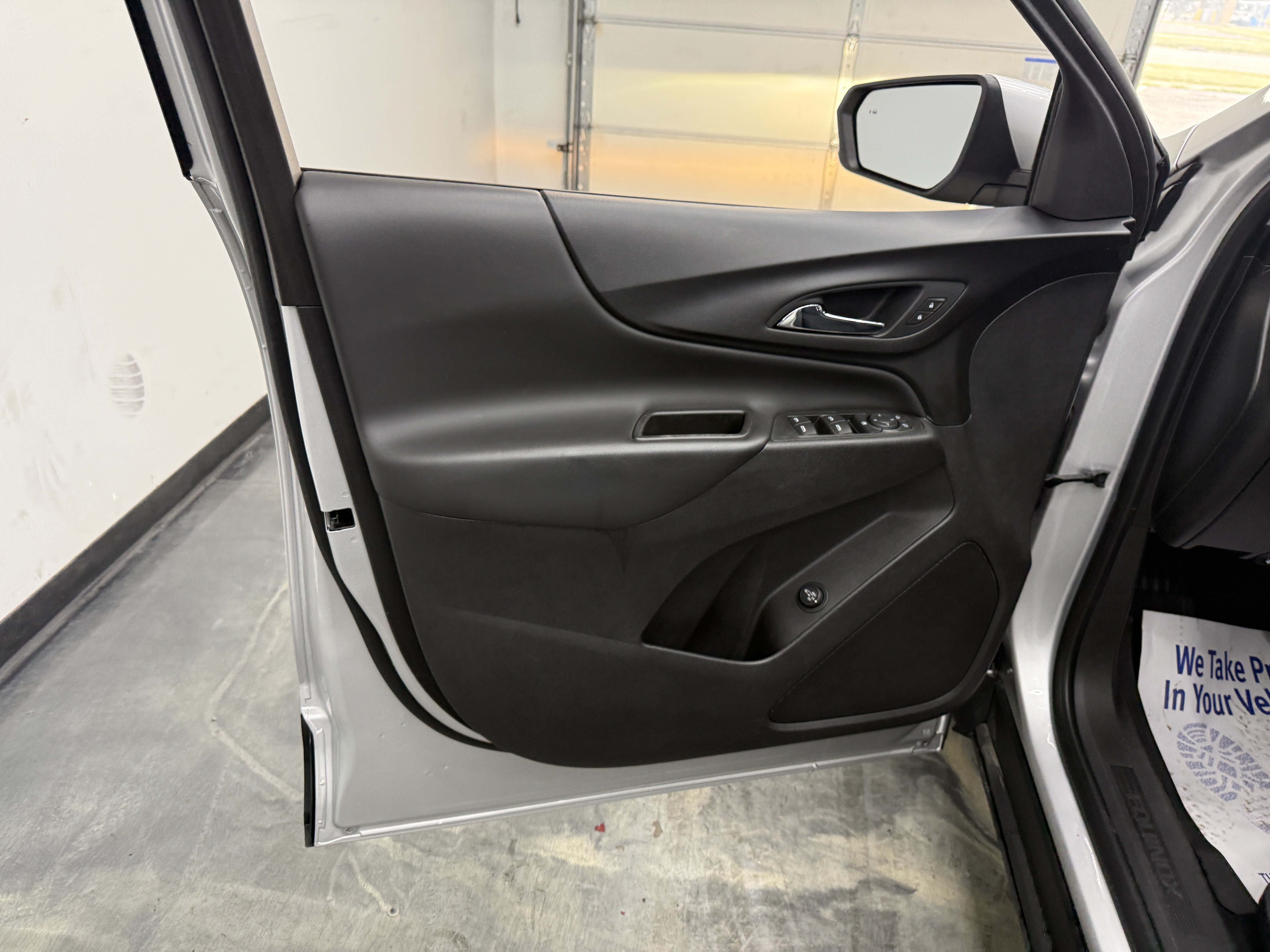 Used 2020 Chevrolet Equinox LT w/ Driver Convenience Package AWD/4WD image 9