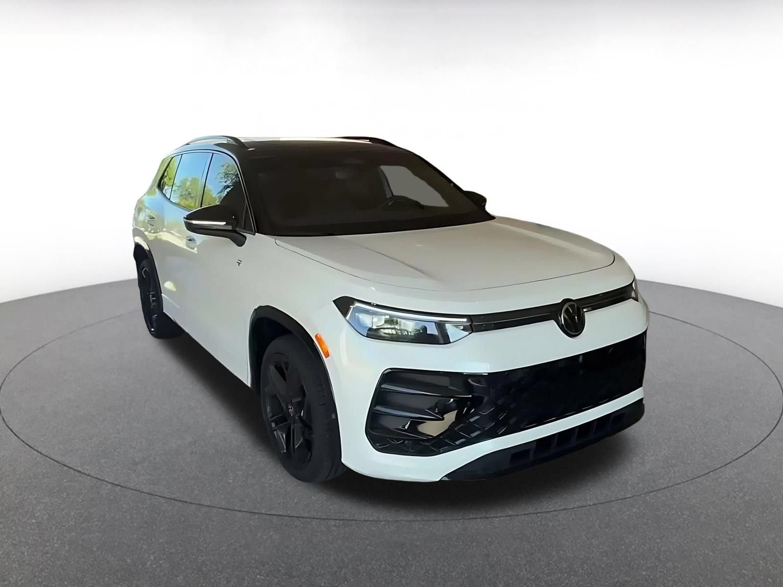 Used 2025 Volkswagen Tiguan SE R-Line AWD/4WD image 3