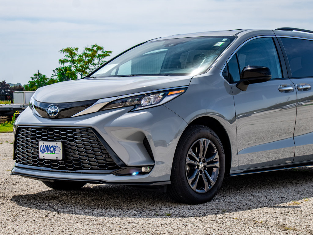 Used 2024 Toyota Sienna XSE w/ XSE Plus Package AWD/4WD image 16