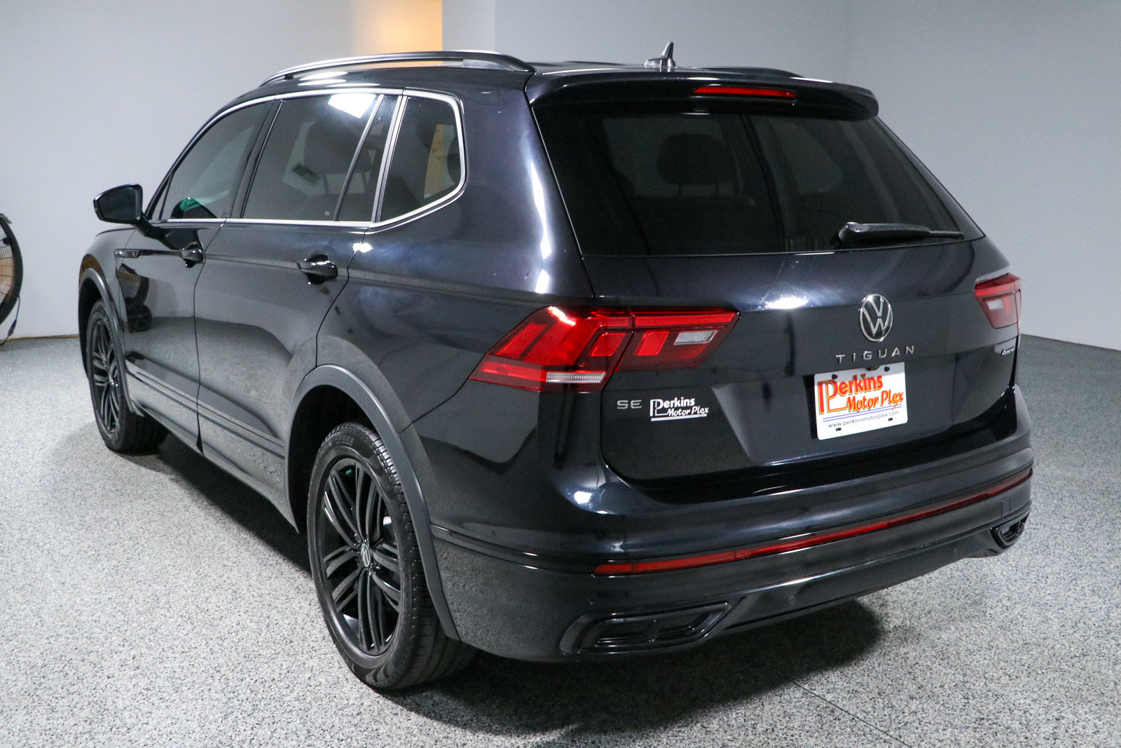 Used 2022 Volkswagen Tiguan SE R-Line AWD/4WD image 9