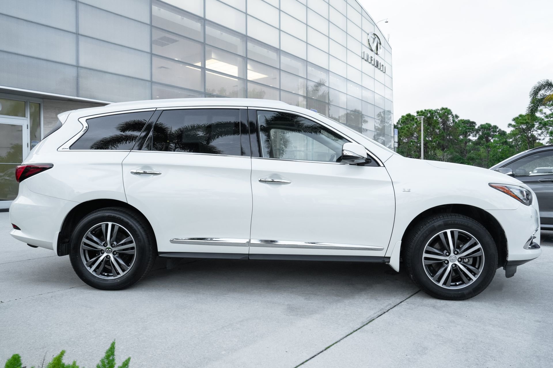 Used 2019 INFINITI QX60 Luxe w/ Essential Package image 24