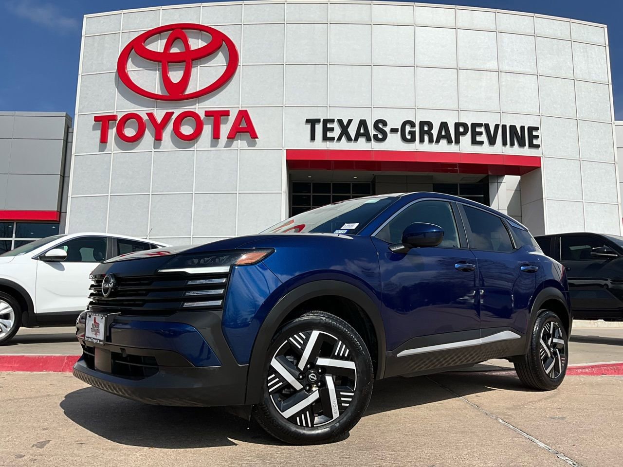 Used 2025 Nissan Kicks SV image 2