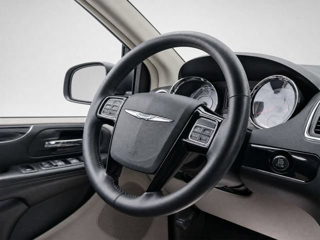 Used 2016 Chrysler Town & Country Limited FWD image 17