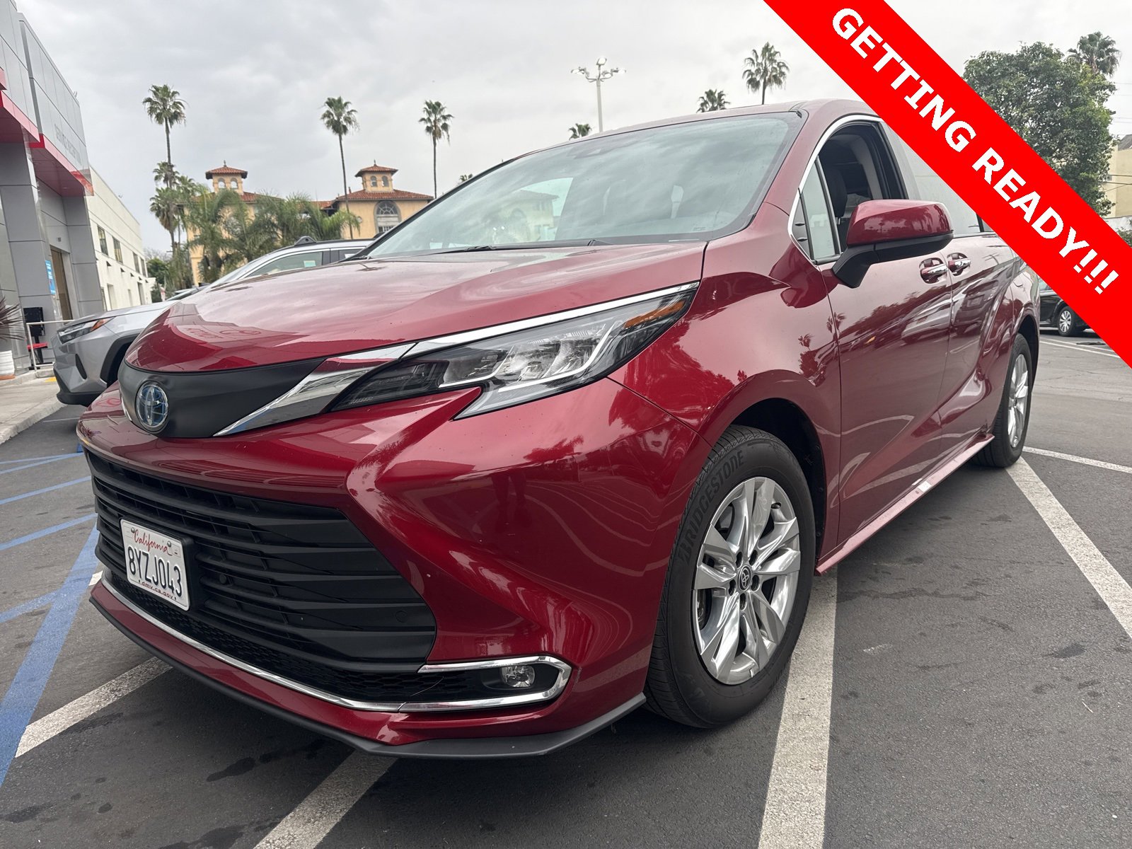 Used 2022 Toyota Sienna XLE image 2