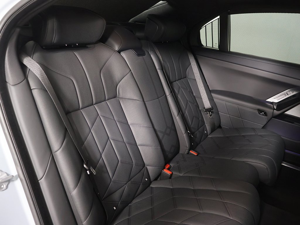 Used 2025 BMW i7 xDrive60 w/ Premium Package image 34