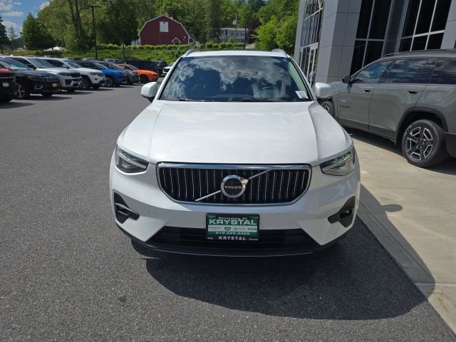 Used 2025 Volvo XC40 B5 Plus w/ Protection Package Premier AWD/4WD image 2