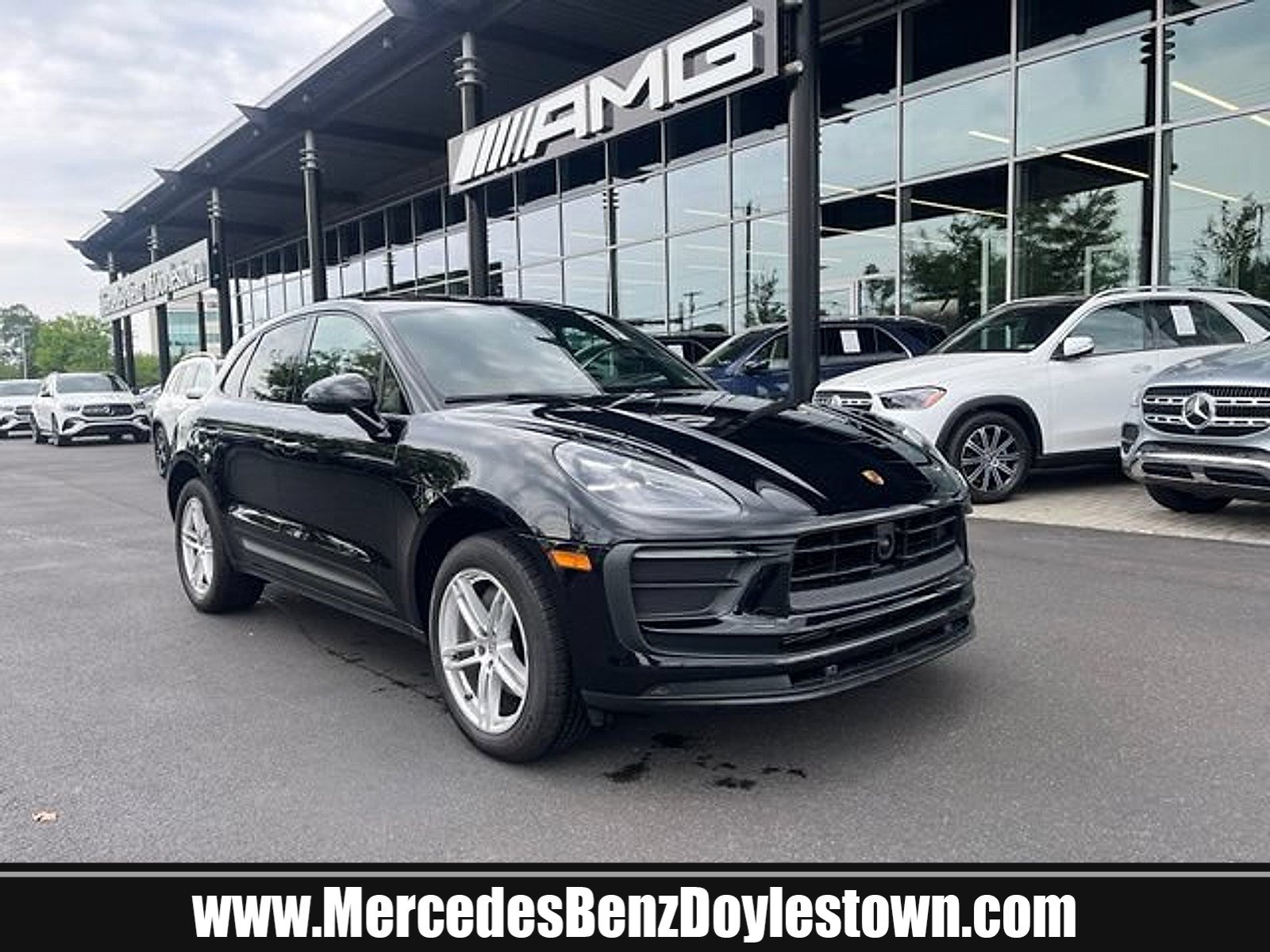 Used 2024 Porsche Macan AWD/4WD image 1