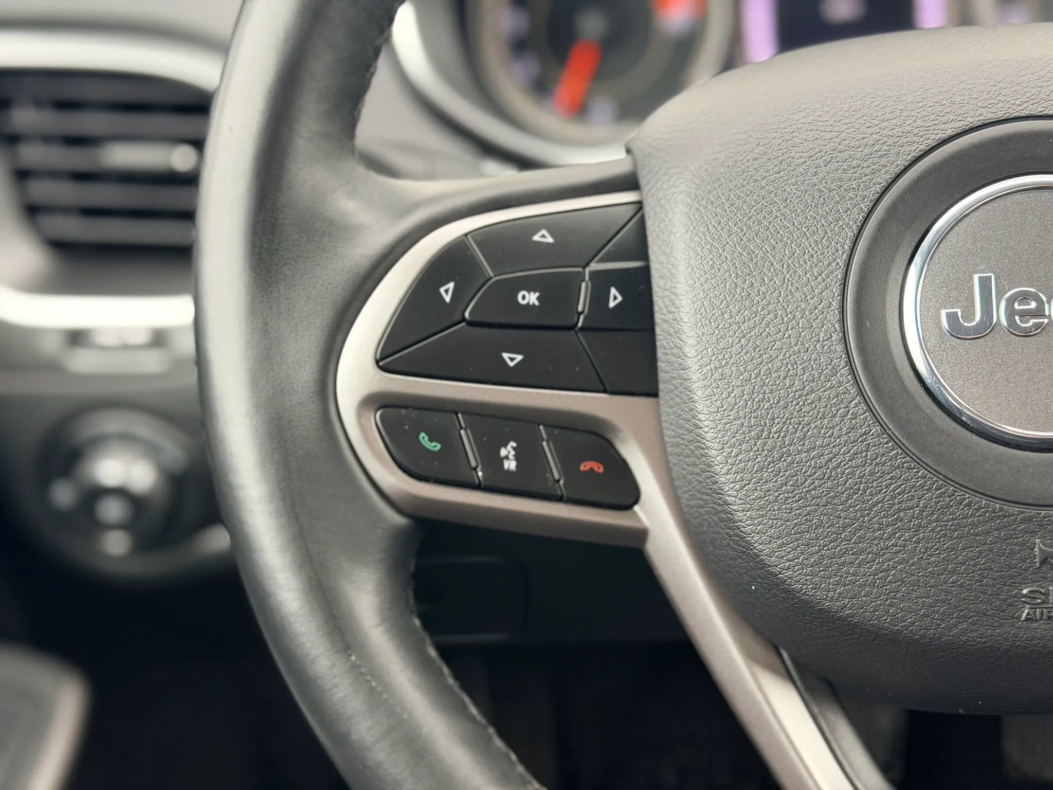 Used 2019 Jeep Cherokee Latitude Plus w/ Cold Weather Group AWD/4WD image 20