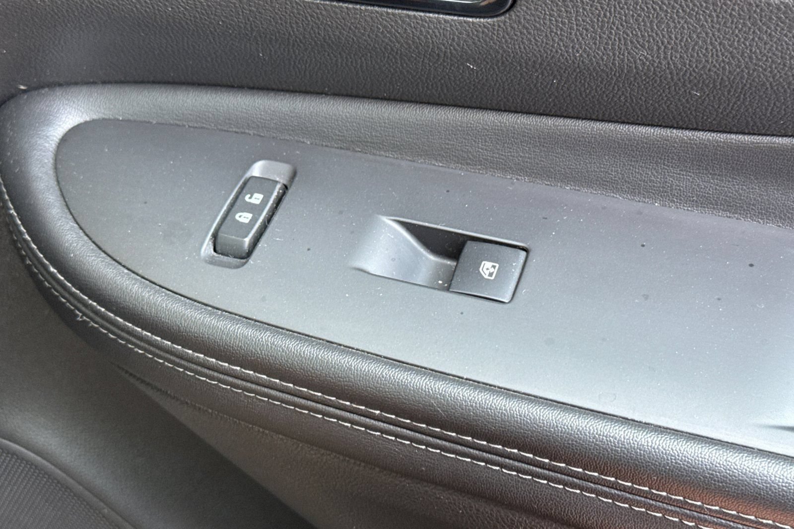 Used 2018 Buick Encore Essence FWD image 21
