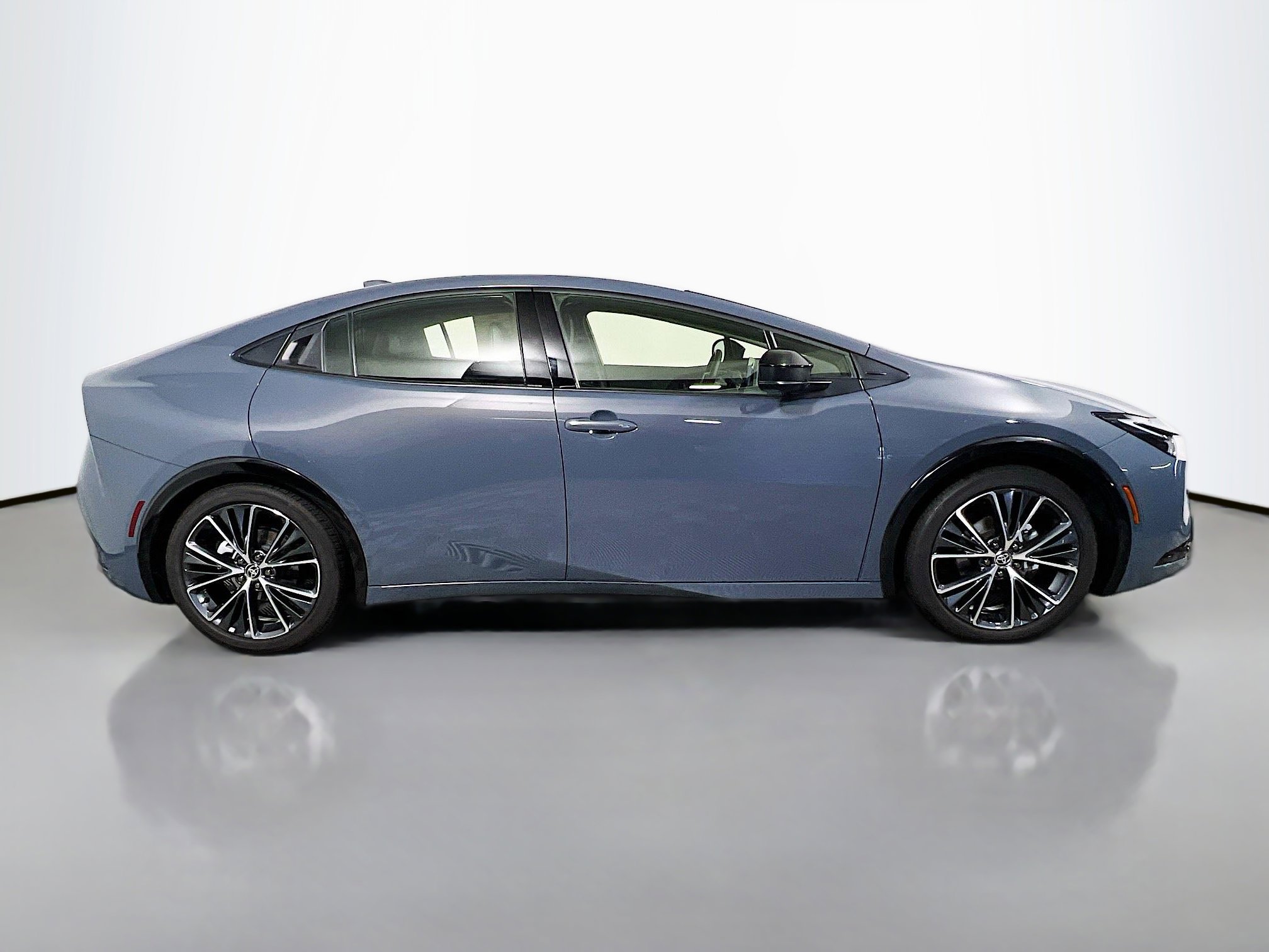 Used 2025 Toyota Prius XLE FWD image 3