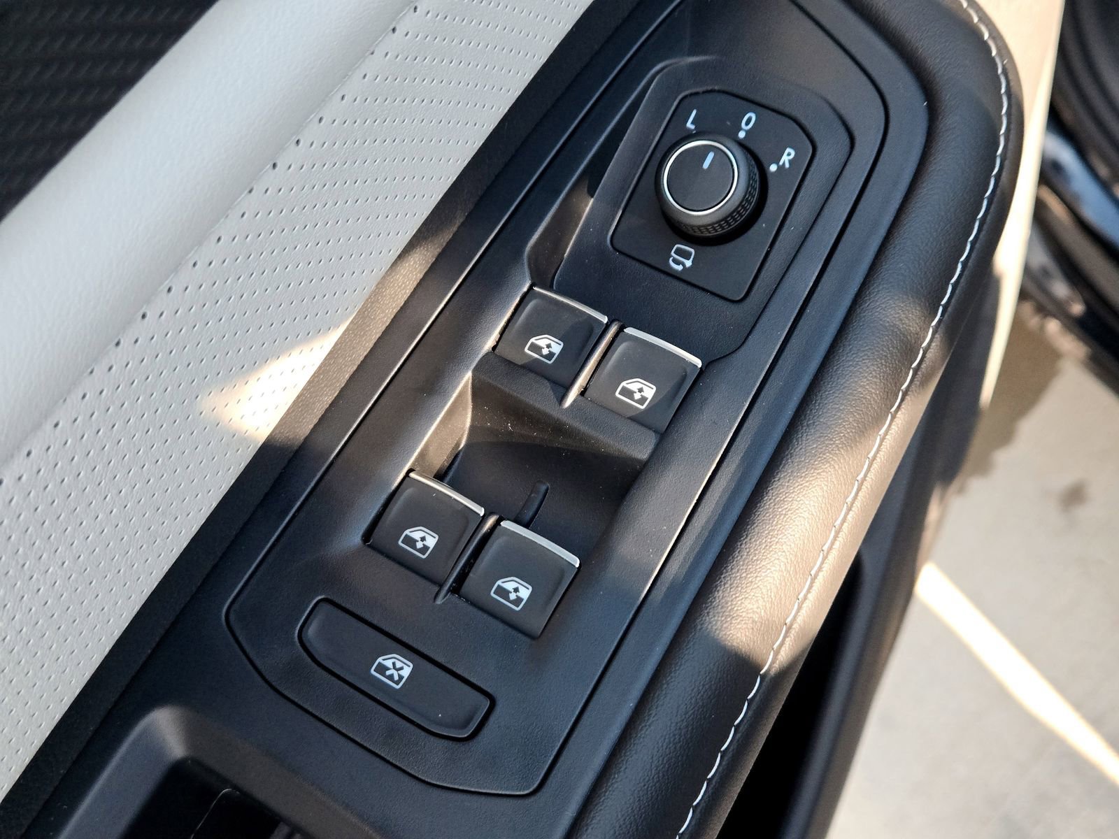 Used 2025 Volkswagen Atlas Cross Sport SEL Premium R-Line image 20