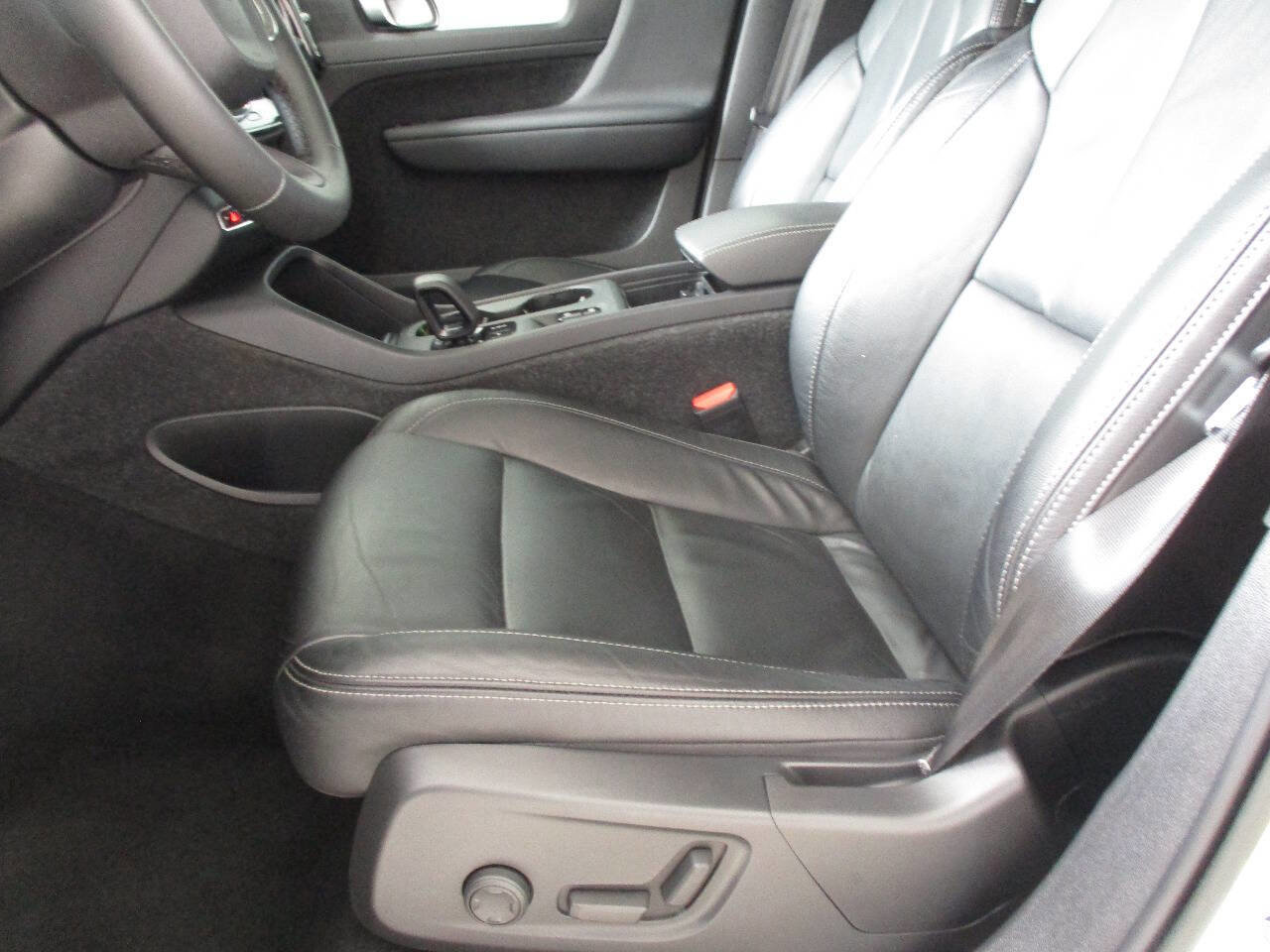 Used 2022 Volvo XC40 T5 Momentum image 19