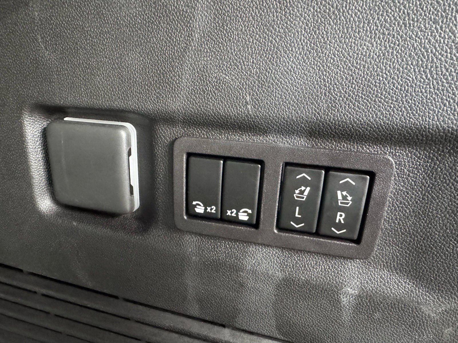 Used 2023 Chevrolet Suburban Z71 w/ Luxury Package AWD/4WD image 11