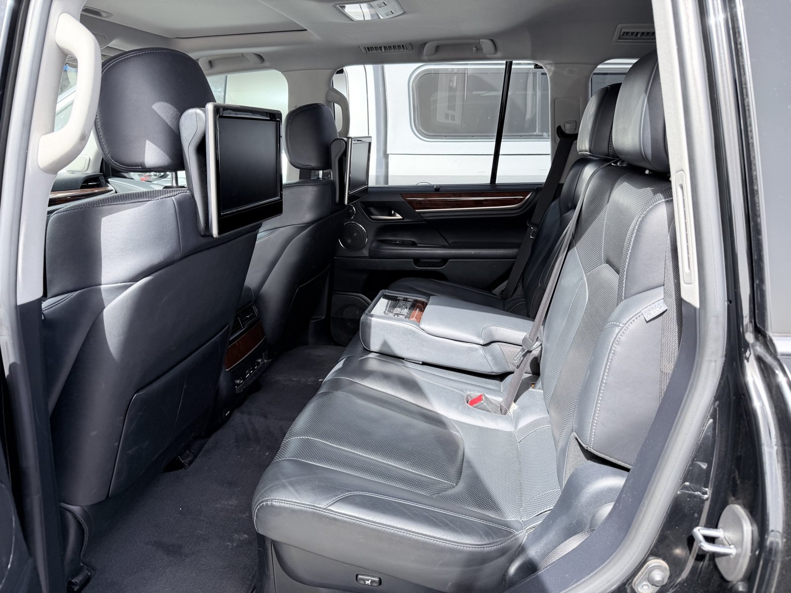 Used 2017 Lexus LX 570 4WD w/ Luxury Package image 3