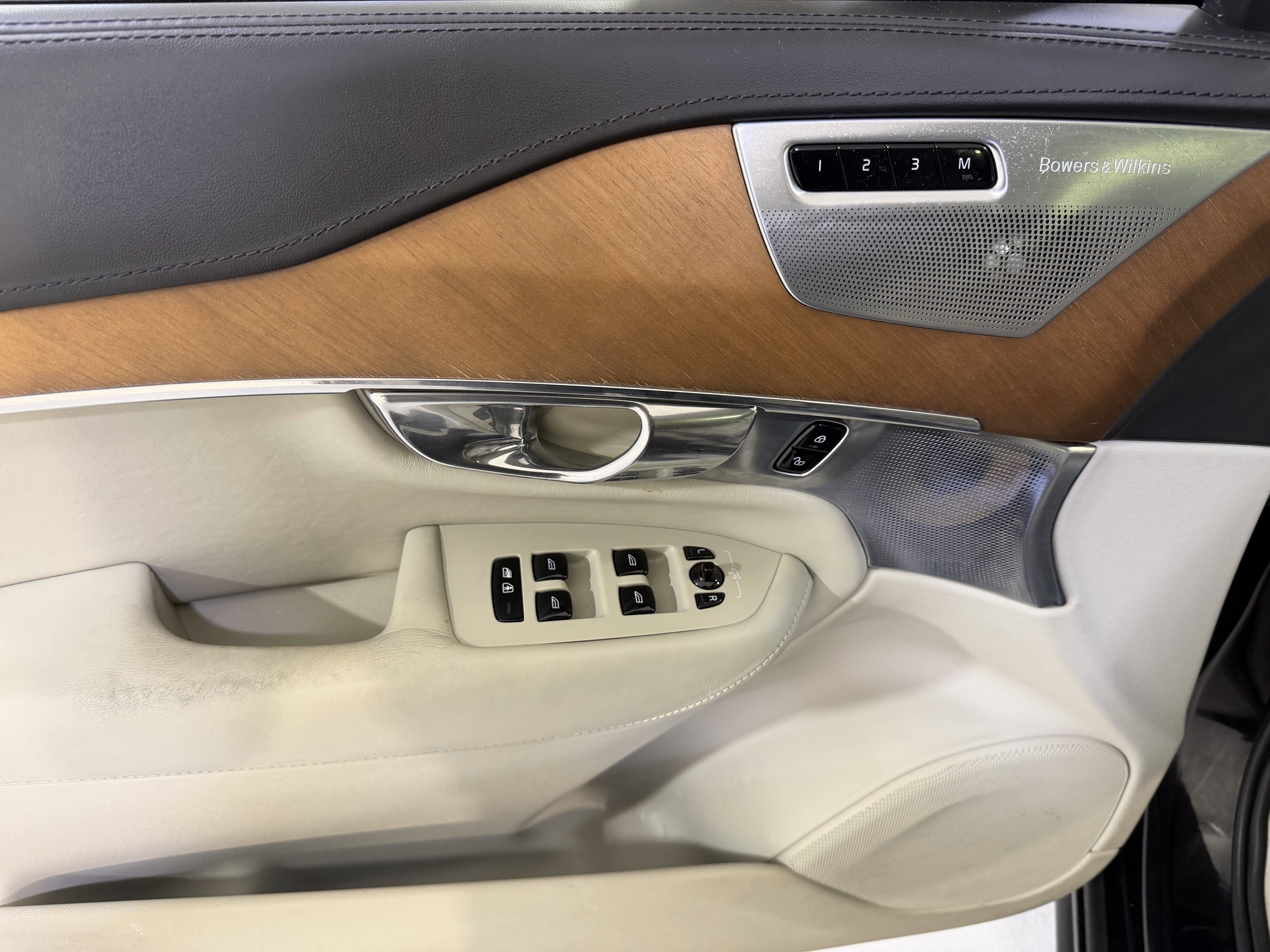 Used 2016 Volvo XC90 T6 Inscription w/ Vision Package AWD/4WD image 16