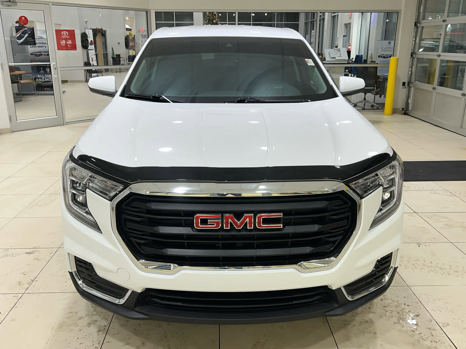 Used 2023 GMC Terrain SLE image 3