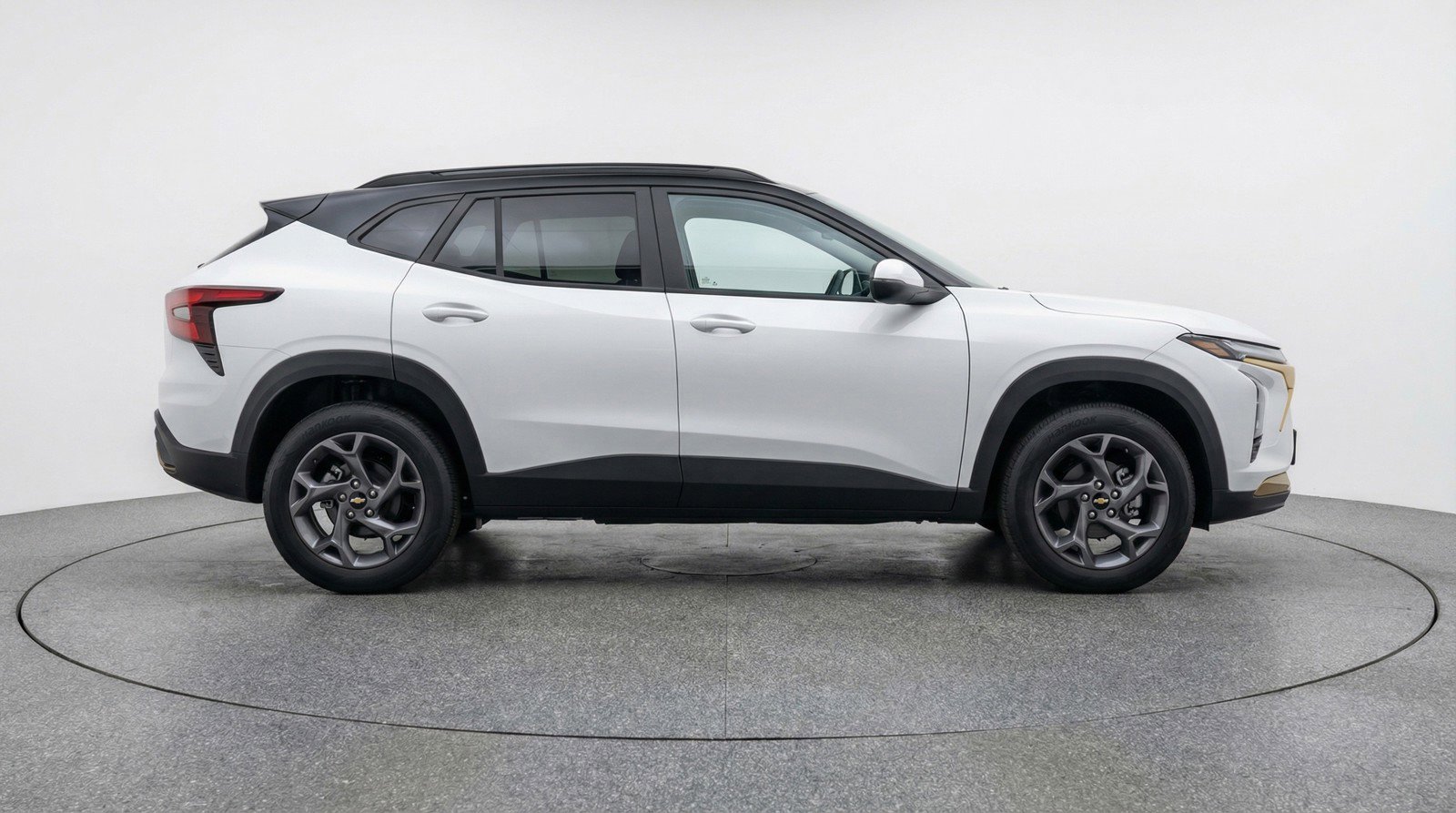 Used 2025 Chevrolet Trax LT FWD image 11