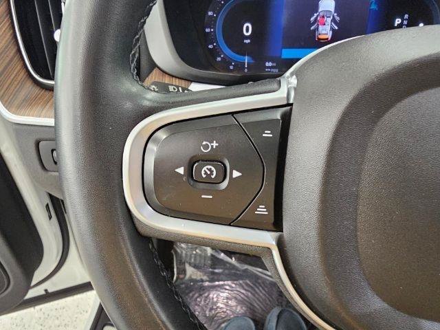 Used 2022 Volvo XC60 B5 Momentum w/ Climate Package AWD/4WD image 11