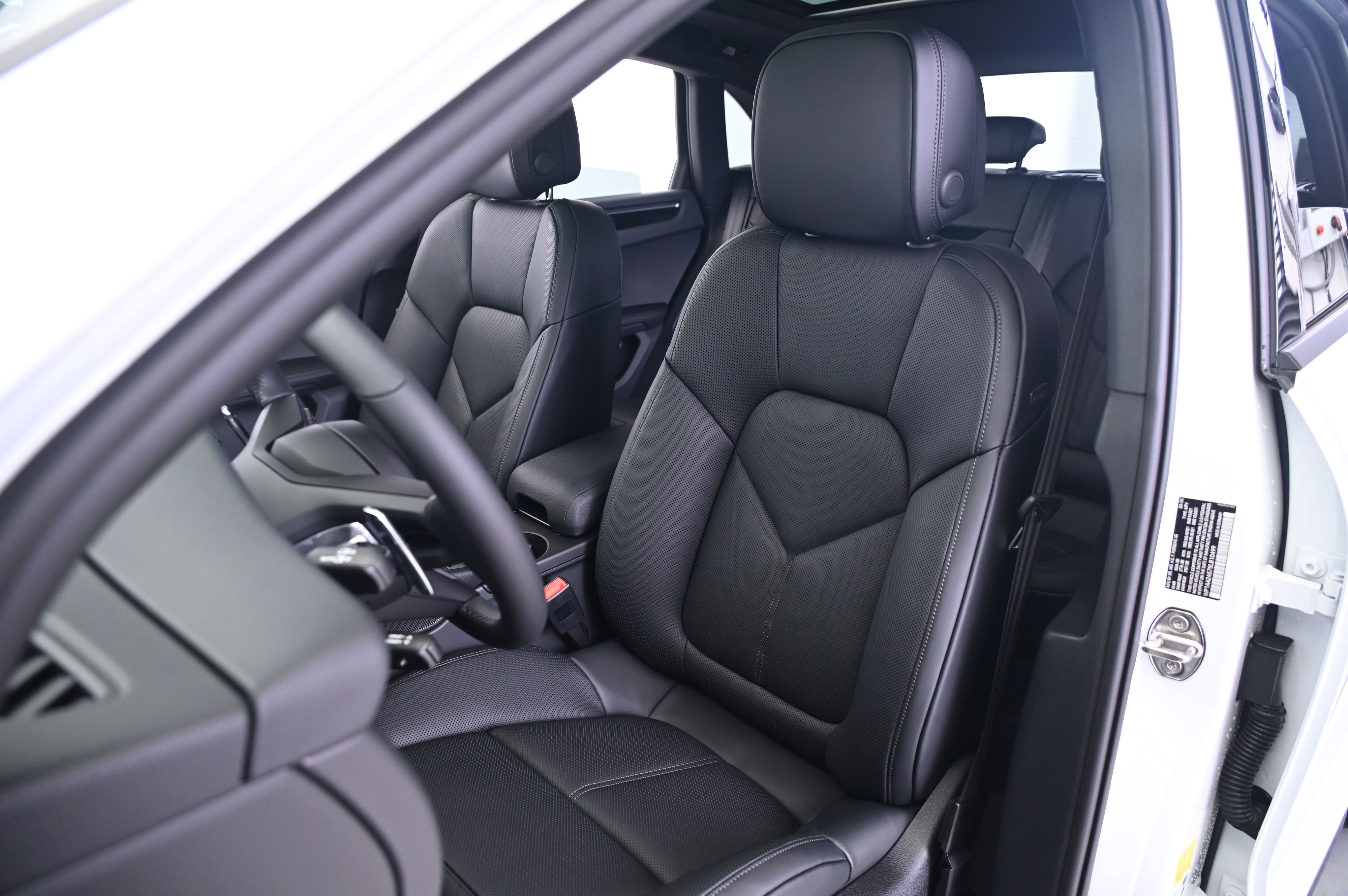 Certified 2025 Porsche Macan image 5