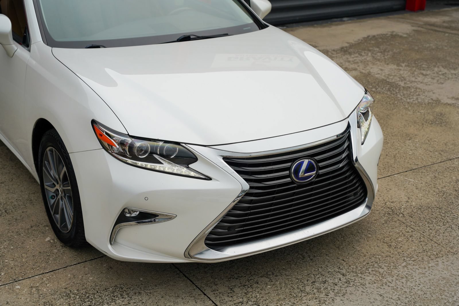 Used 2016 Lexus ES 300h w/ Ultra Luxury Package FWD image 5
