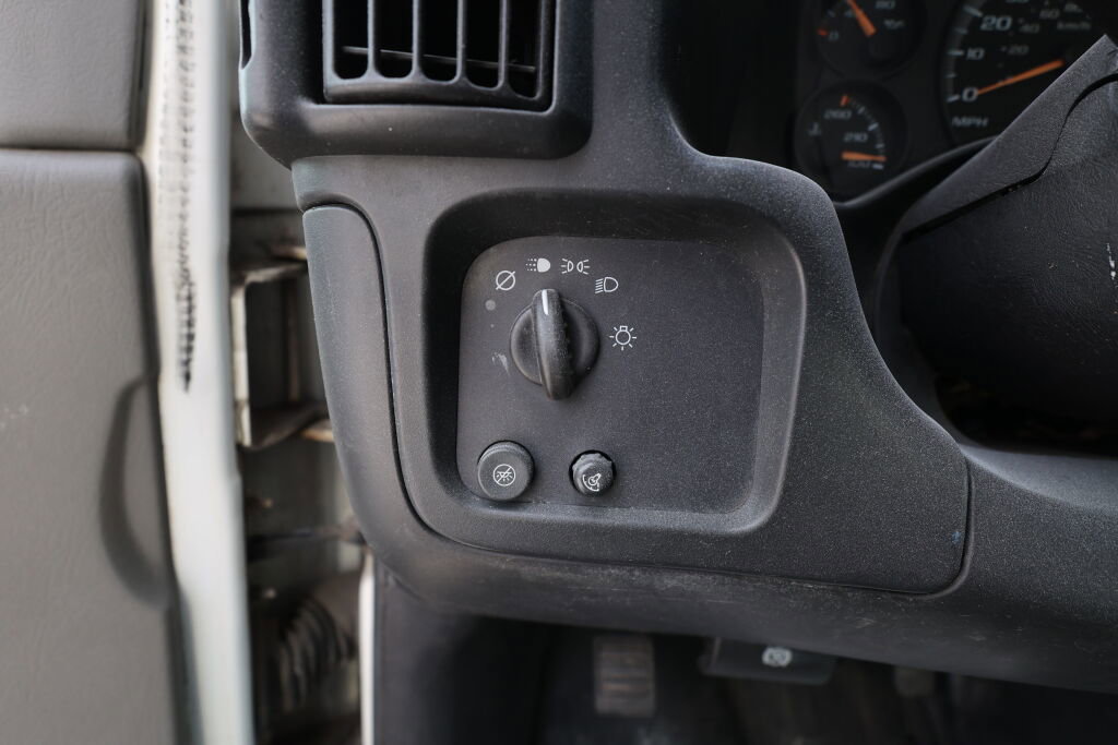 Used 2004 GMC Savana 3500 image 20