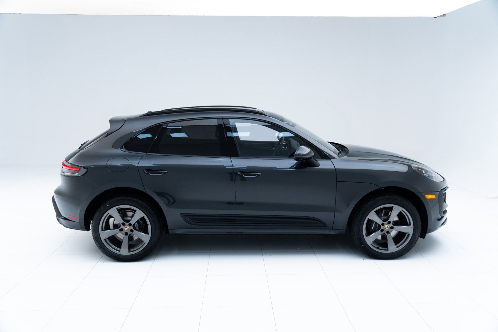 Certified 2025 Porsche Macan AWD/4WD image 8