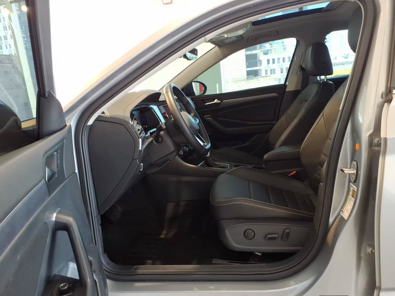 Used 2023 Volkswagen Jetta SE w/ Panoramic Sunroof Package FWD image 14