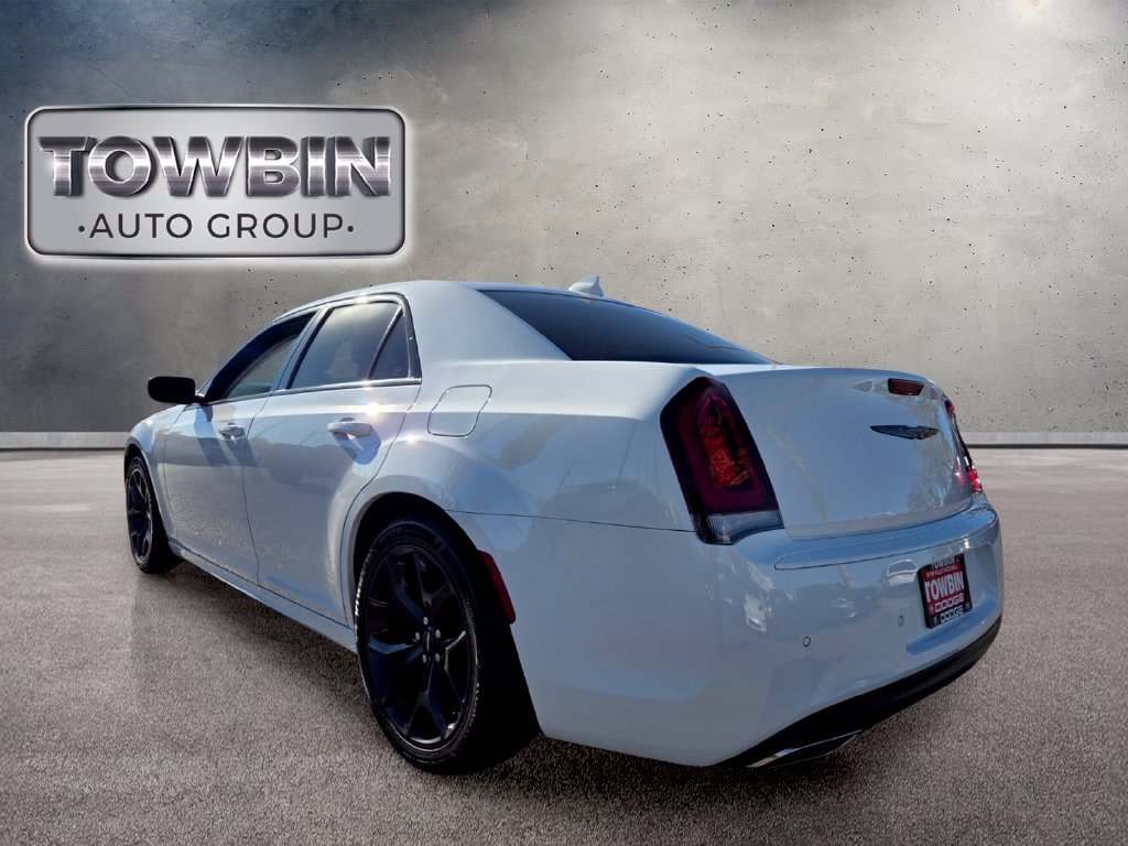 Used 2022 Chrysler 300 Touring L w/ Popular Equipment Group RWD image 6