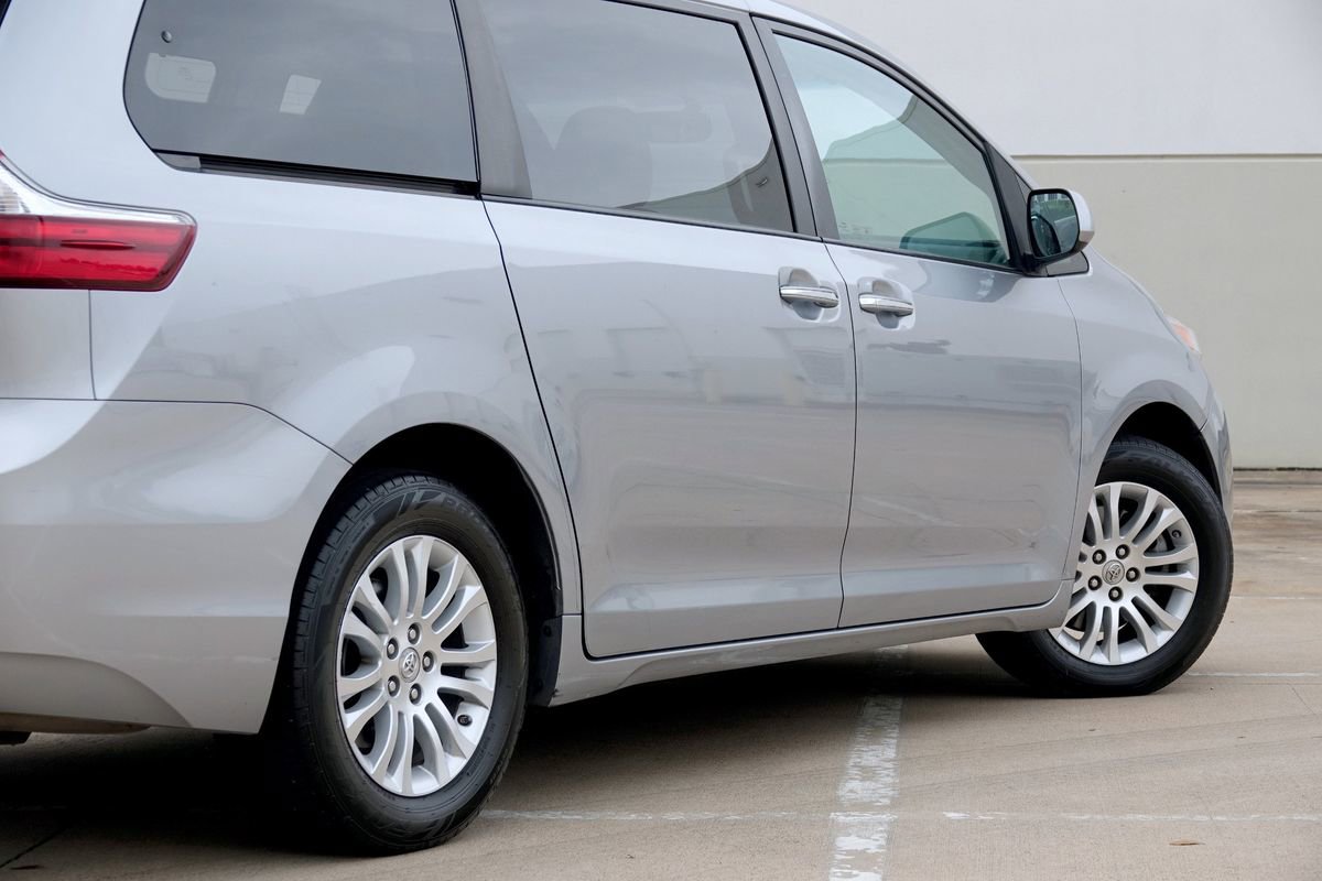 Used 2017 Toyota Sienna XLE FWD image 35