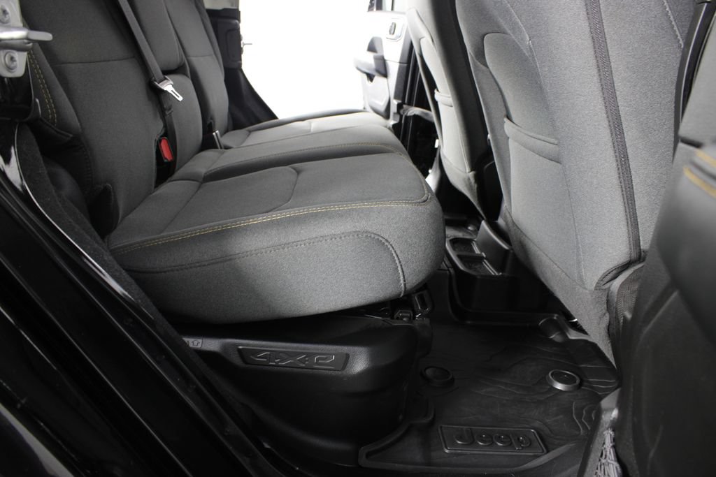 Used 2025 Jeep Wrangler Unlimited Sahara AWD/4WD image 18