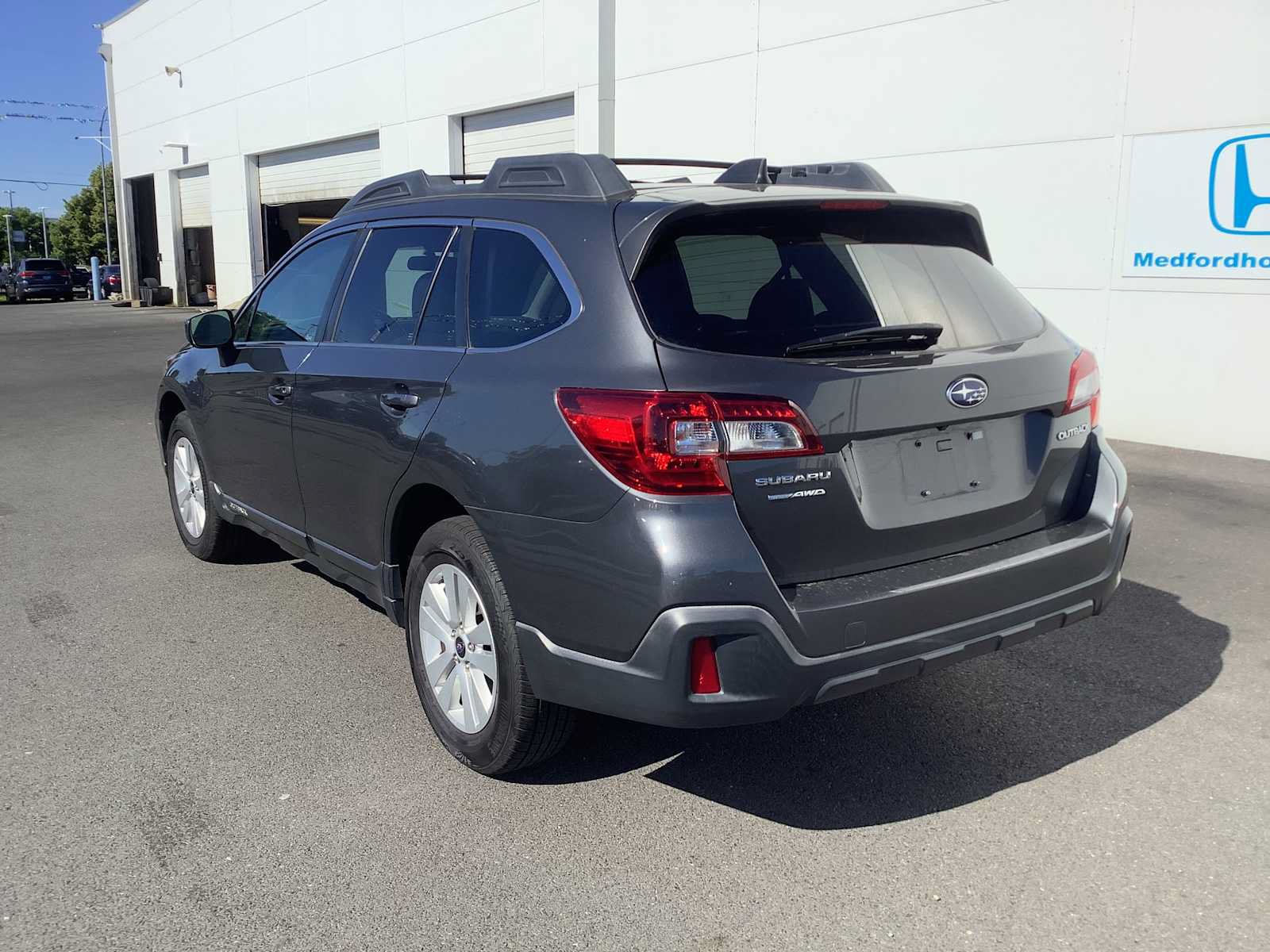 Used 2018 Subaru Outback 2.5i Premium AWD/4WD image 3