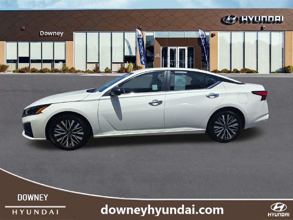 Used 2025 Nissan Altima 2.5 SV FWD image 2