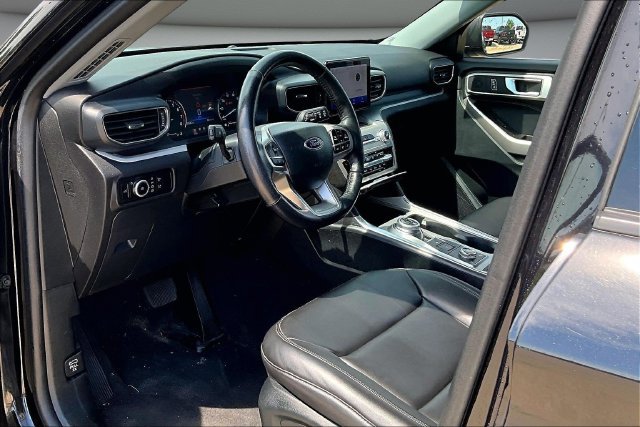 Used 2023 Ford Explorer XLT w/ Equipment Group 202A AWD/4WD image 17