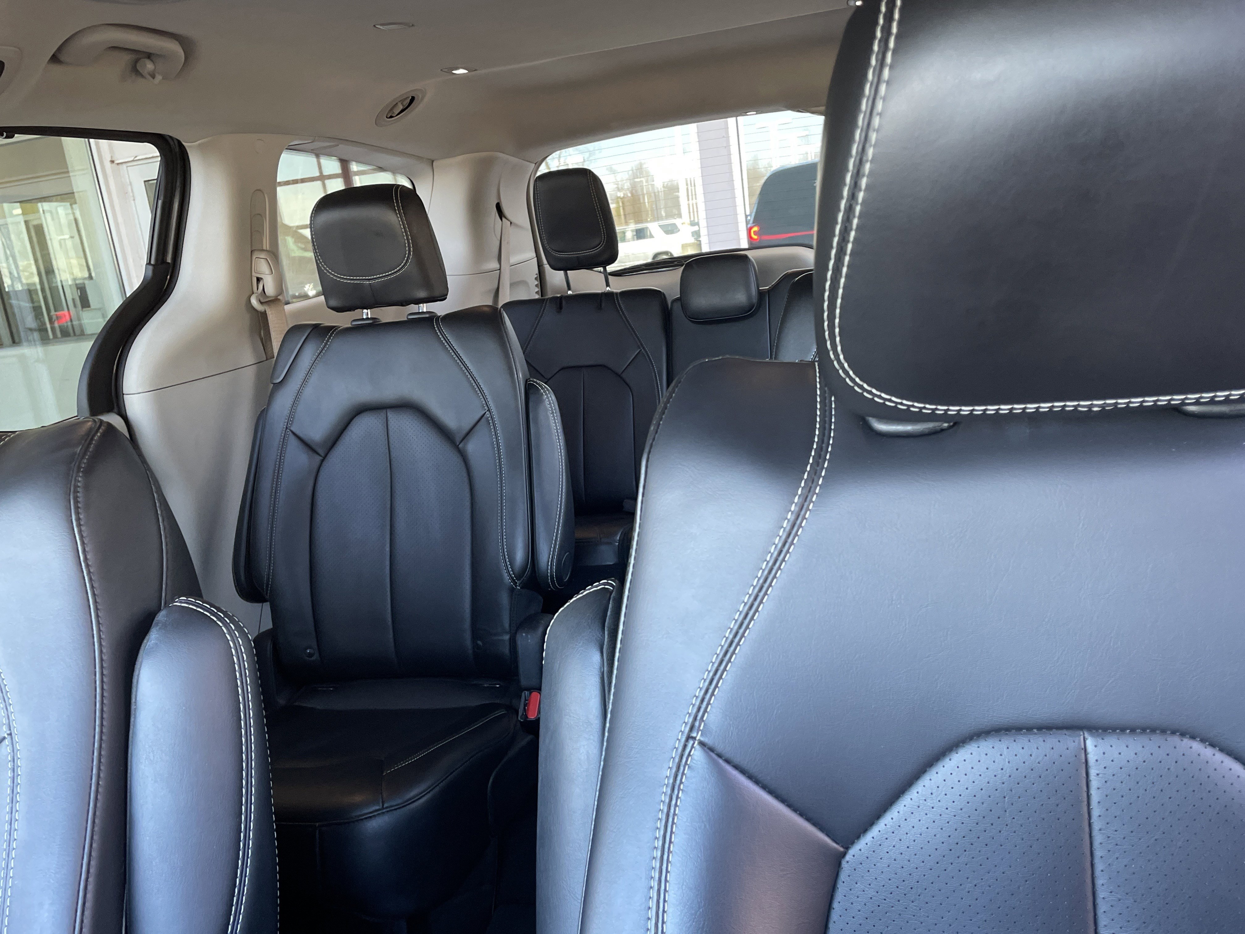 Used 2023 Chrysler Pacifica Touring-L image 33