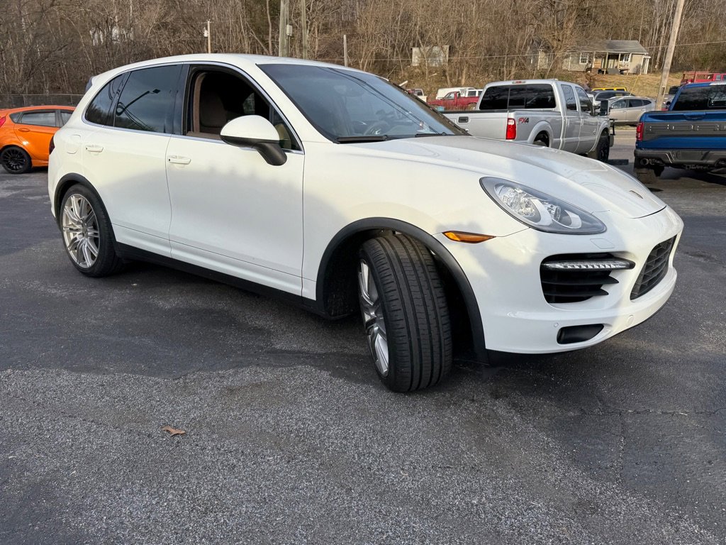 Used 2013 Porsche Cayenne Turbo w/ Premium Pkg Plus image 98