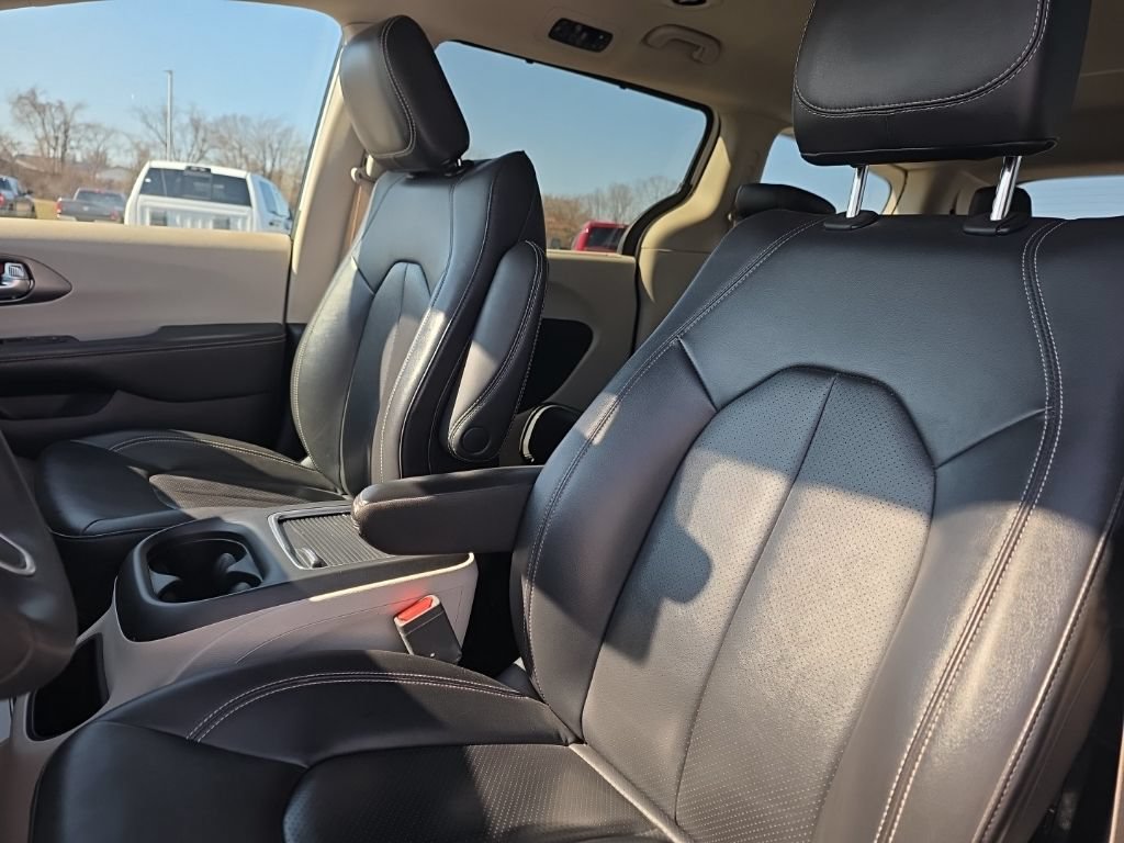 Used 2024 Chrysler Pacifica Touring-L FWD image 15