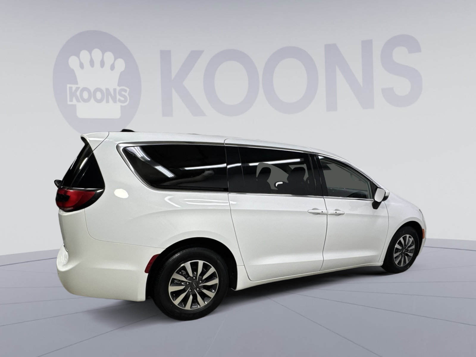 Used 2023 Chrysler Pacifica Touring-L image 13