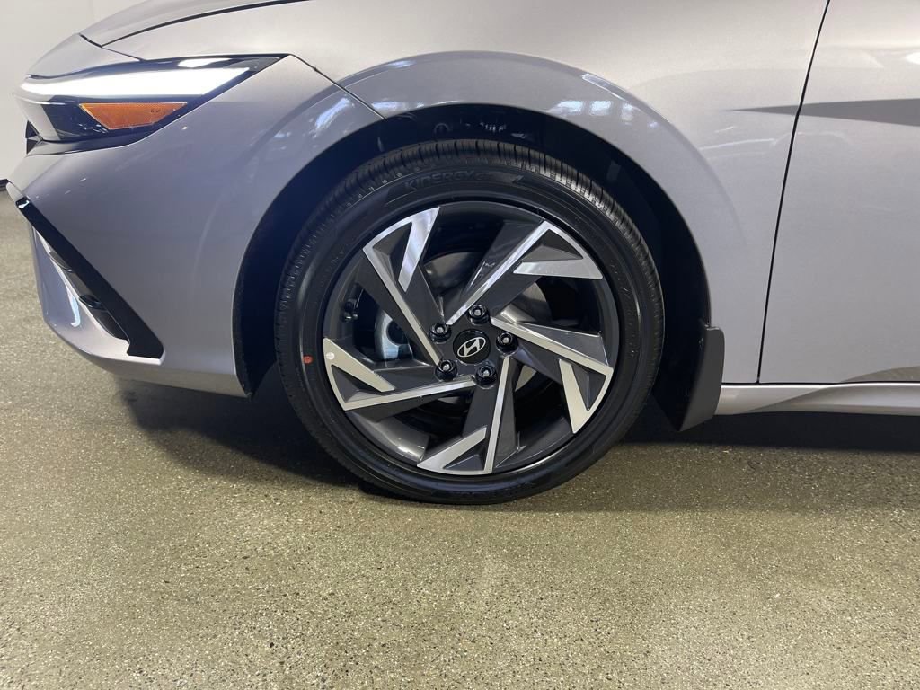 New 2025 Hyundai Elantra Limited image 15