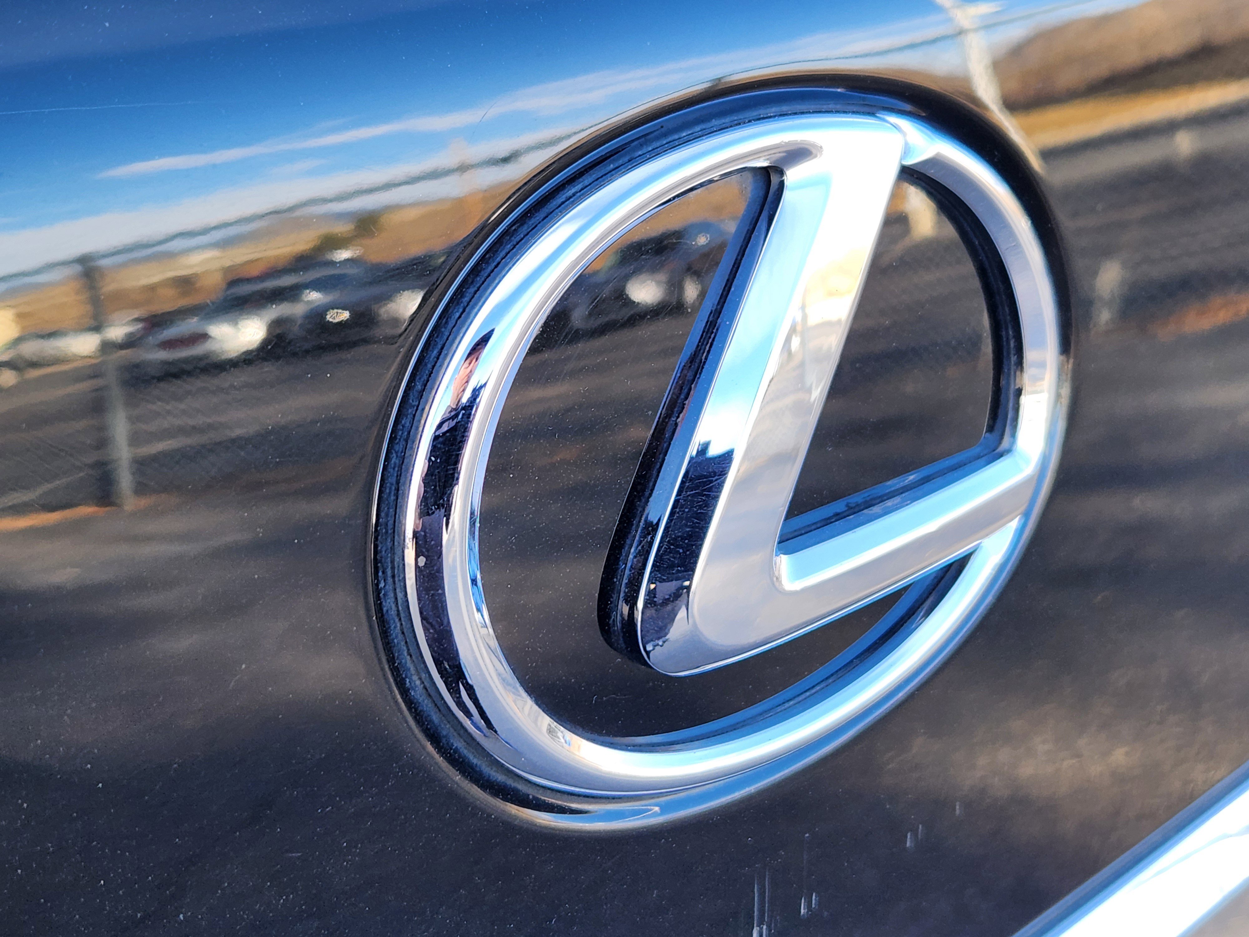 Used 2021 Lexus LX 570 4WD w/ 3rd Row & Luxury Pkg image 19