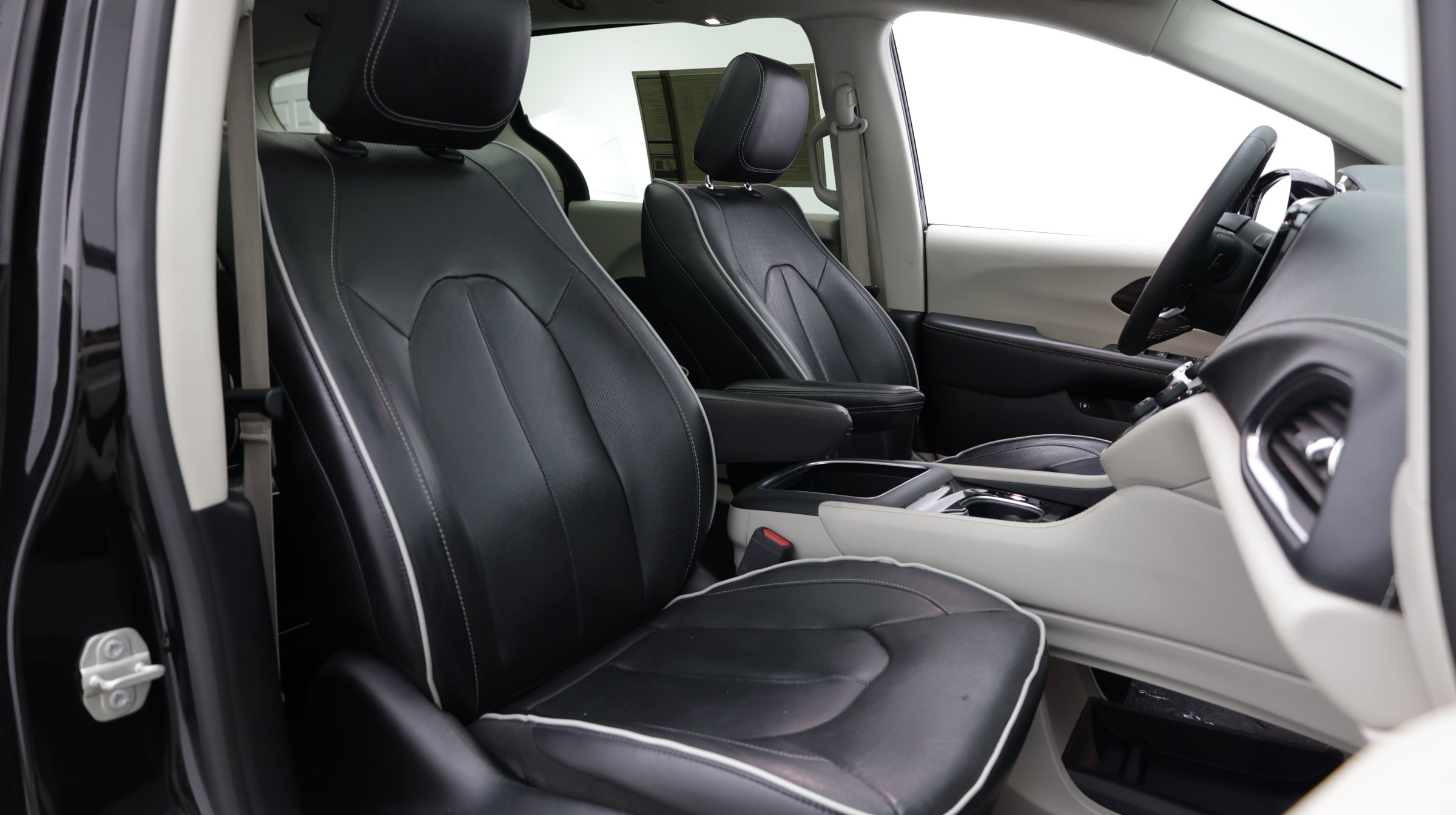 Used 2023 Chrysler Pacifica Limited FWD image 44